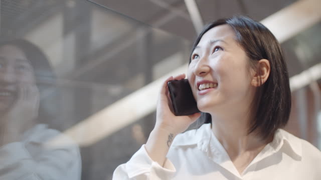 Asiatische-junge-Frau-mit-Telefon-Chat