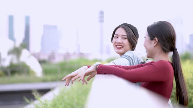 mujeres-felices-asiáticas-hablando-en-el-espacio-al-aire-libre.-Concepto-de-moda-niñas-estilo-de-vida.