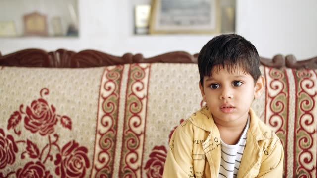Porträt-eines-indischen-Kindes-zu-Hause-während-der-Coronavirus-Sperre