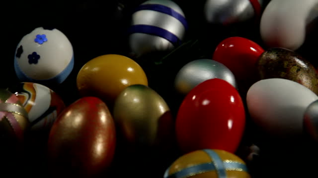 Huevos-de-Pascua-en-el-césped