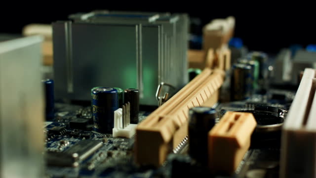 Componentes-electrónicos-en-mainboard-moderno-de-la-computadora-de-la-PC