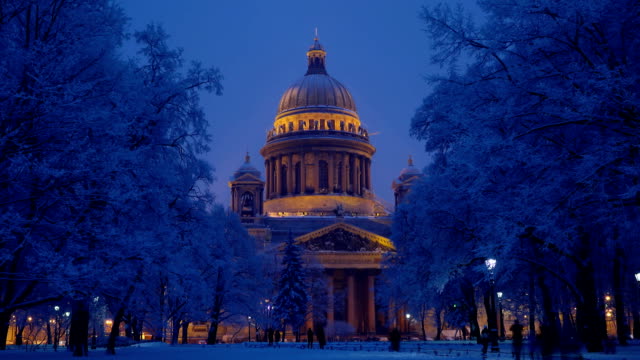 Tourists-at-night-winter-park-against-famous-Saint-Isaac's-Cathedral