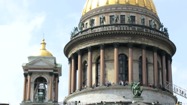 El-punto-superior,-turistas-caminando-bajo-la-cúpula-de-la-Catedral-de-San-Isaac-en-San-Petersburgo,-Rusia