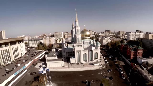 Toma-aérea-de-la-Mezquita-Catedral-de-Moscú.-Nueva-construcción-de-religión-en-Rusia.-Más-grande-de-Europa.-Imágenes-de-quadcopter-aérea-única.-Mezquita-Catedral-Moscú,-Rusia.-La-mezquita-principal-en-Moscú,-nuevo-hito.