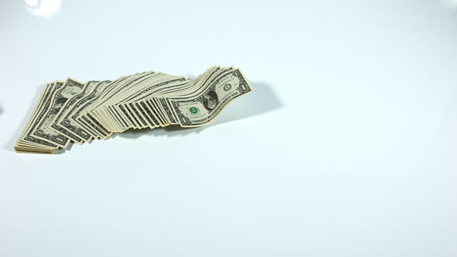 1-US-Dollar-Banknoten-fliegen-vor-weißen-Hintergrund,-Slow-Motion-4K