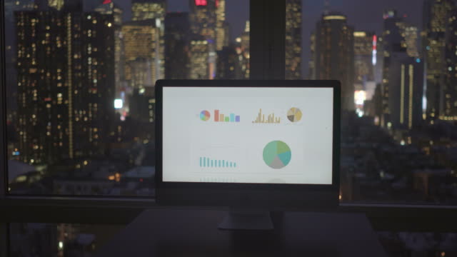Finanzielle-Computing-mit-Diagrammen-und-Grafiken.-Moderne-Office-Hintergrund-mit-Skyline-der-Stadt