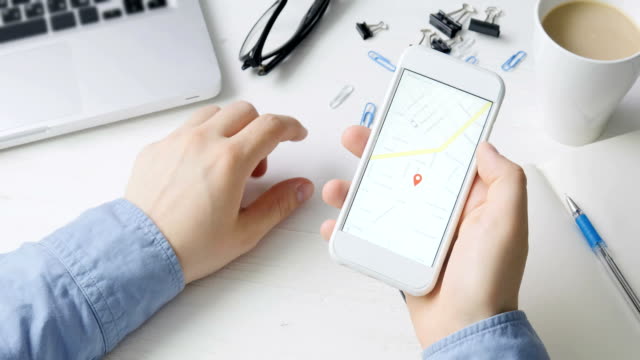 Taxifahrer-kommt-auf-Smartphone-Anwendung-Schnittstelle