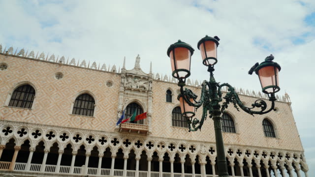 Fassade-des-berühmten-Dogenpalast-in-Venedig
