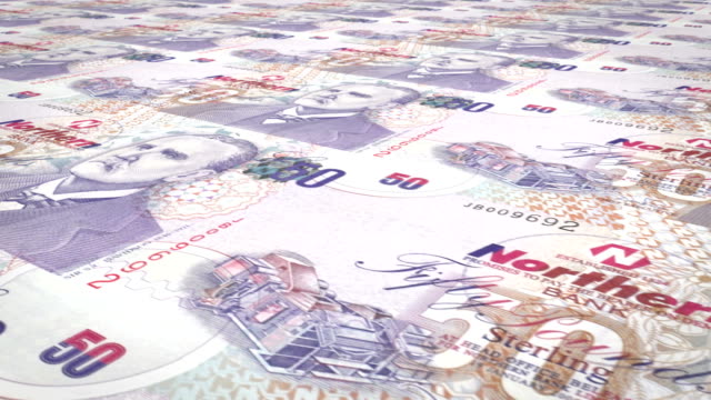 Banknoten-von-fünfzig-Pfund-Nordirland-Rollen,-Bargeld
