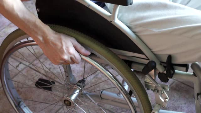 Hombre-con-discapacidad-o-minusválido-en-silla-de-ruedas.