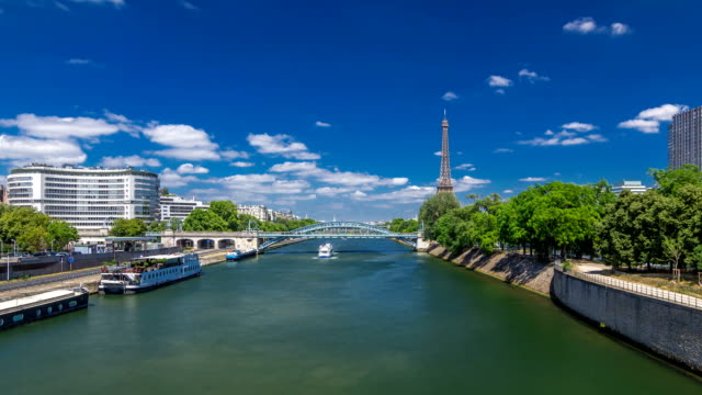 Eiffel-Turm-auf-dem-Fluss-Seine-Timelapse-Hyperlapse-von-Brücke-in-Paris,-Frankreich