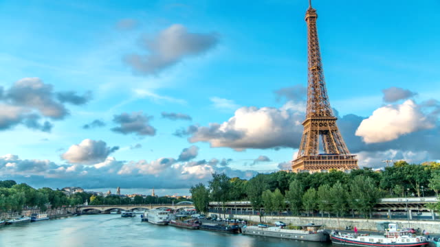Eiffelturm-mit-Booten-in-Abend-Zeitraffer-Paris,-Frankreich