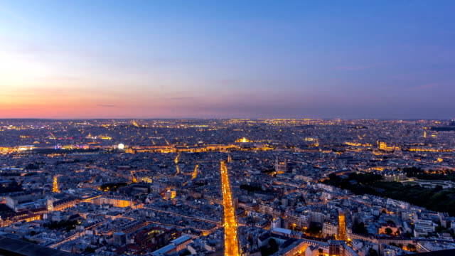 Panorama-von-Paris-nach-Sonnenuntergang-Tag-zu-Nacht-Zeitraffer.-Draufsicht-von-Montparnasse-Gebäude-in-Paris---Frankreich
