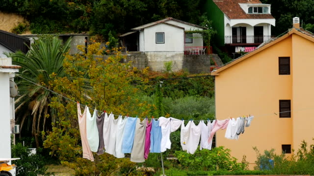 verschiedene-farbige-Wäsche-trocknen-draußen-auf-dem-Dach-in-Montenegro