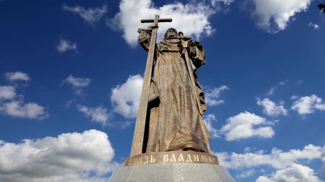 Denkmal-für-Heilige-Prinz-Vladimir-der-große-auf-Borovitskaya-Platz-in-Moskau-in-der-Nähe-des-Kreml,-Russland.--Die-Eröffnungsfeier-fand-am-4.-November-2016