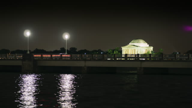 Jefferson-Memorial-en-Washington,-el-tráfico-de-la-noche-en-el-puente