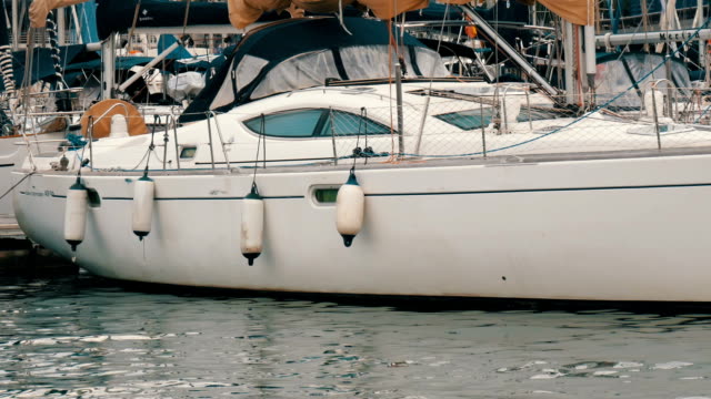 Blanco-hermoso-nuevos-veleros-y-yates-amarrados-en-el-puerto