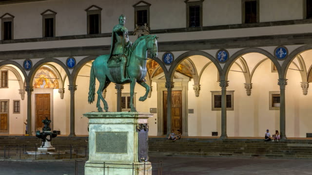 Statue-of-Ferdinando-I-de-Medici-timelapse-in-the-Piazza-della-Santissima-Annunziata-in-Florence,-Italy