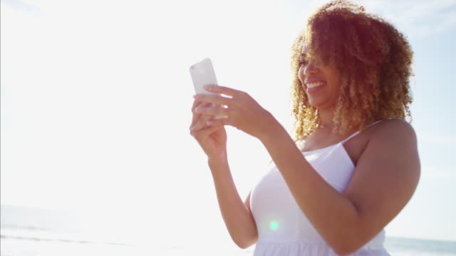 Plus-Größe-ethnischen-weibliche-messaging-auf-Smartphone