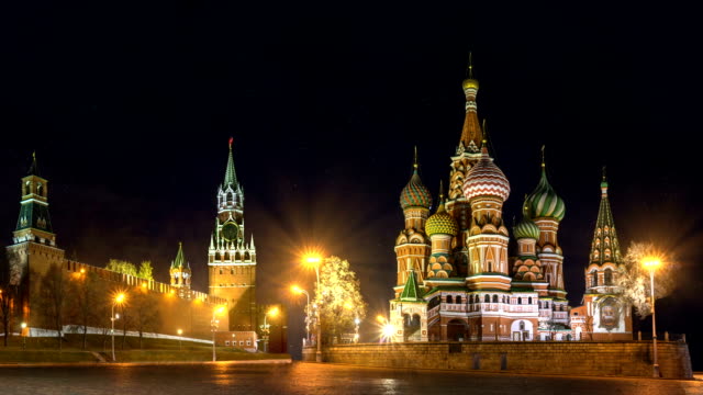 Fürbitte-Kathedrale-(Basilius)-und-Spasski-Turm-des-Moskauer-Kreml-am-Roten-Platz-in-Moskau.-Russland.-Nachtbeleuchtung-und-Schnee-fällt.