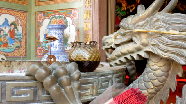 Original-candelabro-estilo-chino.-Estatua-de-bronce-de-un-dragón-y-una-vela-ardiente-junto-a-la