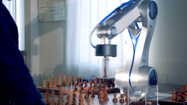 Hombre-jugando-al-ajedrez-con-la-inteligencia-artificial-de-ajedrez-robótica-innovadora.