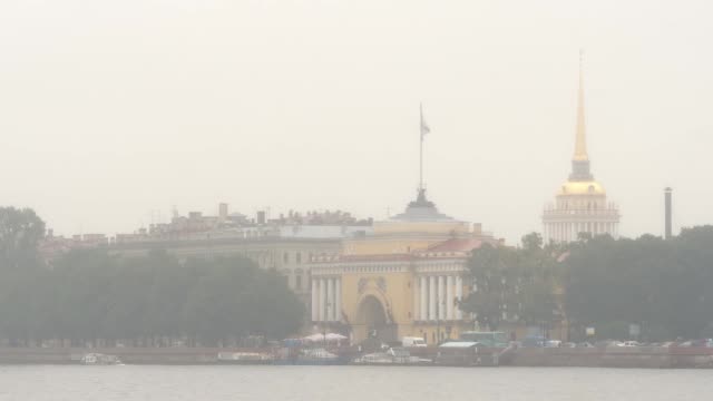 FOG:-Admiralty-Building-and-the-Neva-river-in-foggy-morning---St.-Petersburg,-Russia