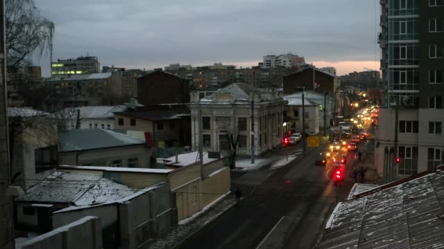 Coches-que-se-mueven-en-Kharkiv,-tarde-noche,-timelapse