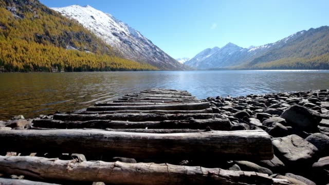Pasarela-de-madera-en-el-lago-inferior-Multinskoe-en-las-montañas-de-Altai