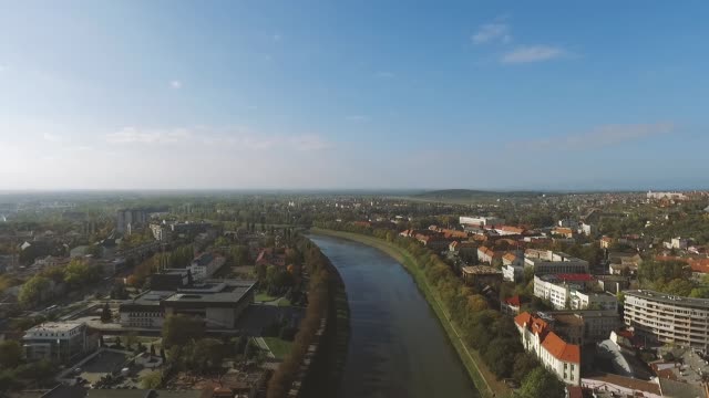 Schöne-Stadt-mit-Fluss