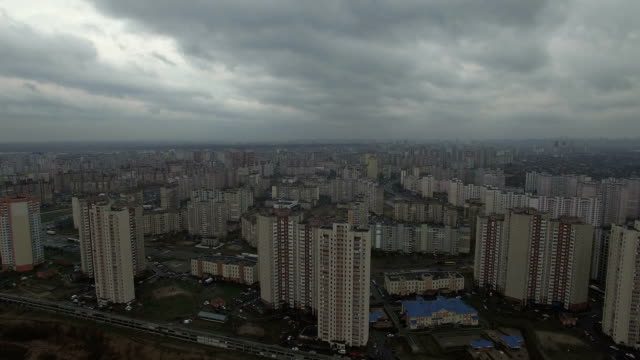 Luftbild-Drohne-Aufnahmen-von-grauen-dystopischen-Stadtgebiet-mit-identischen-Häusern