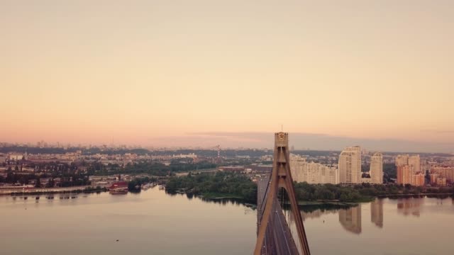 Video-del-puente-al-atardecer-en-Kiev-Ucrania