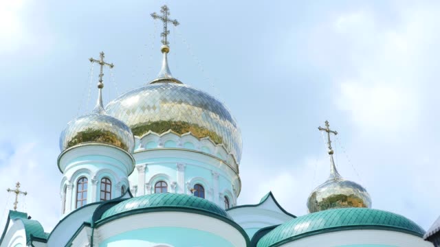 Östliche-orthodoxe-Kreuze-auf-goldenen-Kuppeln-Kuppeln-gegen-blauen-Wolkenhimmel