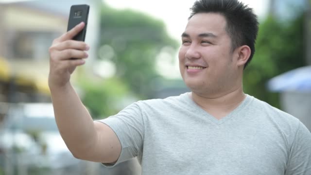 Hübscher-Junge-übergewichtige-asiatischen-Mann-auf-der-Straße-im-freien