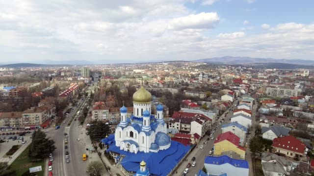 Imágenes-aéreas-de-Uzhgorod-centro---vista-superior-de-la-iglesia-en-verano.-Día-hora