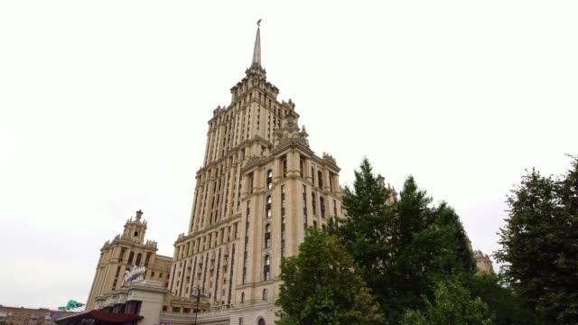 Retro-stalinistischen-Stil-Wolkenkratzer-aus-der-Ära-der-Sowjetunion-UdSSR-in-Moskau-Russland