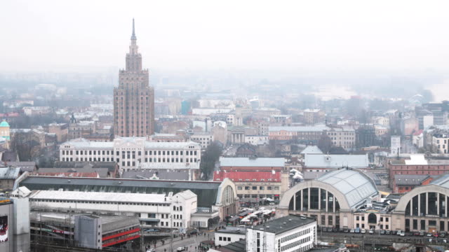 Riga,-Lettland.-Draufsicht-Stadtbild-im-Misty-Fog-regnerischen-Tag.-Lettische-Akademie-der-Wissenschaften,-Bus-Station-Riga-International-Coach-Terminal-und-Rigaer-Zentralmarkt