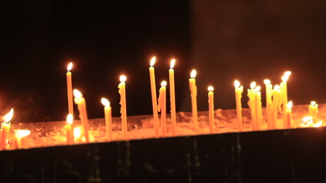 Brennende-Kerzen-im-Inneren-der-Kathedrale-für-das-Gebet