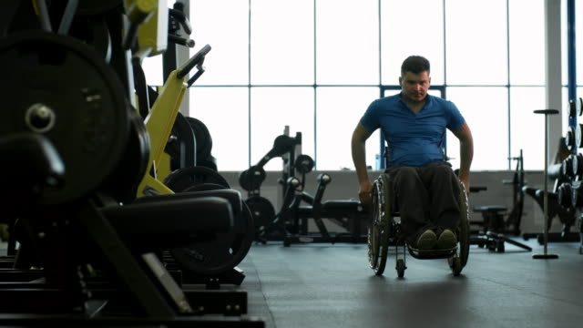 Hombre-en-silla-de-ruedas-en-gimnasio