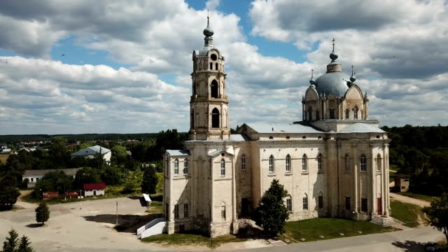 Blick-auf-weißem-Stein-orthodoxe-Kirche