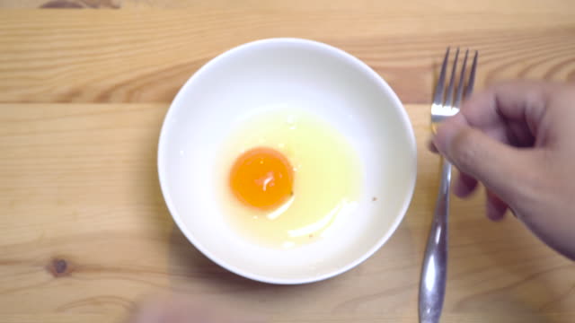 Nahaufnahme-von-Händen-schlagen-Ei-in-einer-Schüssel-weiß,-Omelett-zum-Frühstück-vorzubereiten.