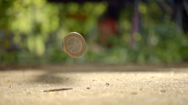 Falling-euro-coins-slow-motion