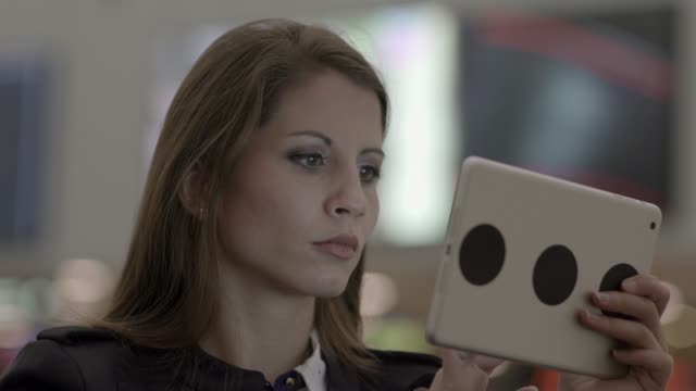 Fröhliche-junge-kaukasischen-Frau-Surfen-im-Internet-mit-einem-digital-Tablette