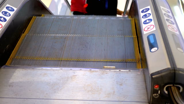 Personas-anónimas-en-el-ascensor-de-escalera-en-el-centro-comercial