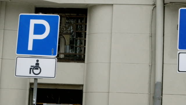 Parkplätze-für-Menschen-mit-Behinderungen-auf-der-Straße-im-Zentrum-von-Lemberg-in-der-Ukraine.