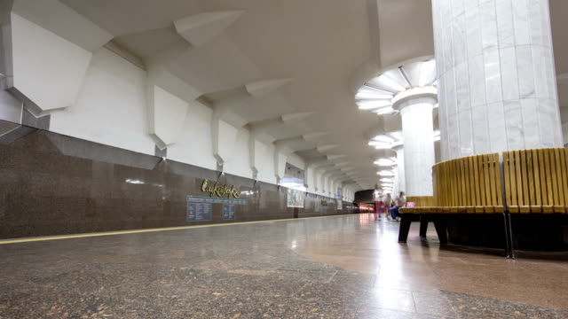 Un-tren-subterráneo-saliendo-de-la-estación-de-metro-de-Oleksievska-en-Oleksievska-línea-de-Kharkiv-metro-timelapse-hyperlapse