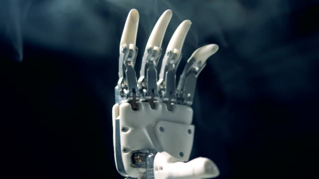 Nahaufnahme-eines-bionischen-Hand-mit-der-Handfläche-in-Rauch