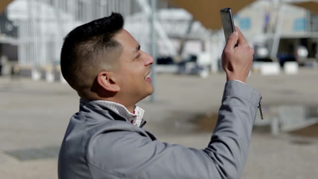Hübsche-junge-Mann-nimmt-Video-mit-Smartphone-auf.