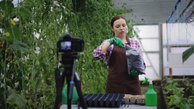 La-bloguera-femenina-está-grabando-video-sobre-jardinería-para-su-vlog