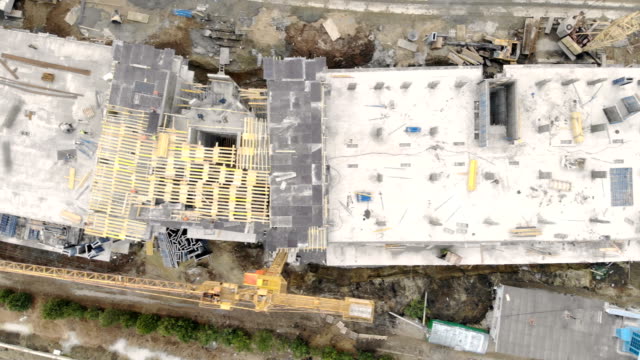 Bau-eines-Hochhauses,-ein-Blick-von-oben-mit-einer-Drohne.-Arbeiter-bauen-ein-Haus.-Panorama-von-der-Baustelle